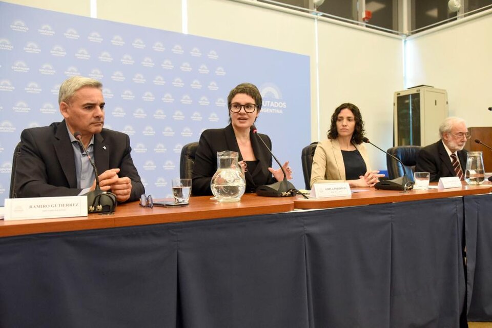 En el panel, Ramiro Gutiérrez, Gisela Marziotta, Paula Penacca y Eduardo Barcesat.