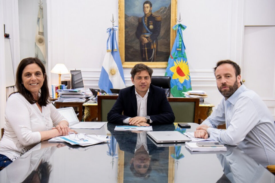 El gobernador Axel Kicillof junto a la presidenta del Instituto de Previsión Social (IPS), Marina Moretti, y al ministro de Hacienda y Finanzas, Pablo López. (Foto: PBA)