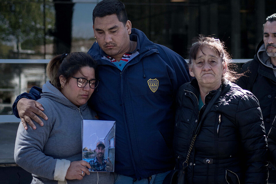 Los familiares de Maximiliano ayer en el Centro de Justicia Penal.