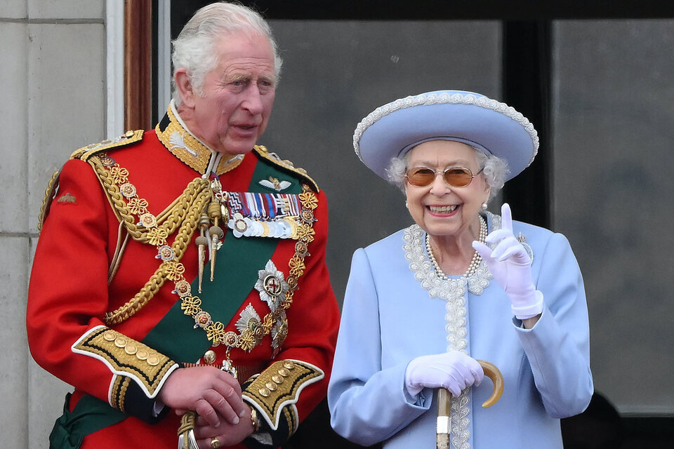 El ahora rey Carlos III junto a su madre, Isabel II. (Fuente: AFP)