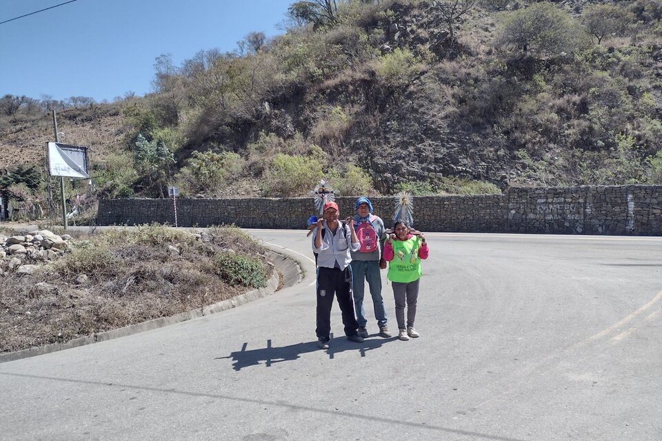 Peregrinos de Santa Victoria Oeste y Los Toldos, por la ruta de Bolivia. 