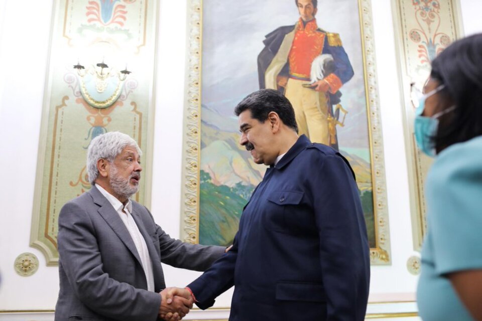Nicolás Maduro y el ministro colombiano de Comercio, Industria y Turismo, Germán Umaña, este viernes en Caracas / Twitter de Nicolás Maduro