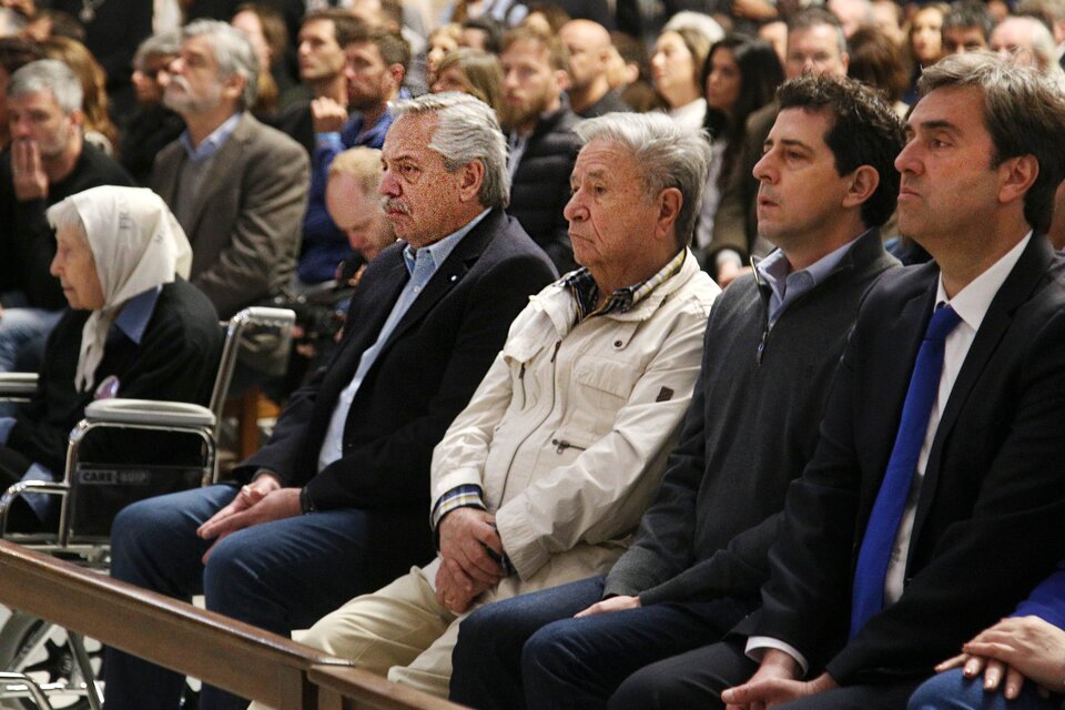 El presidente Alberto Fernández, junto a Eduardo Duhalde y Wado de Pedro, en la "Misa por la Paz", en Luján. (Fuente: NA)
