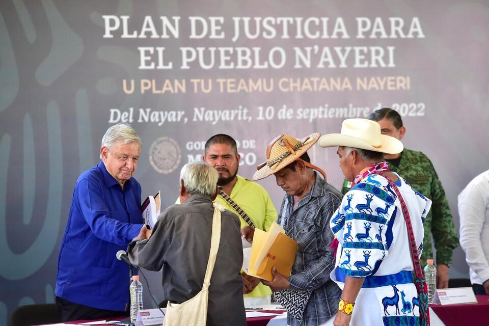 López Obrador con la comunidad indígena / Presidencia de México