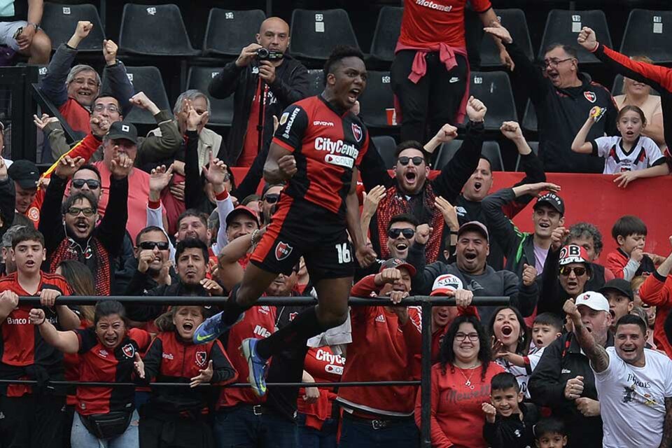 Reasco celebra el segundo gol, zapatazo desde 40 metros. (Fuente: Sebastián Granata)