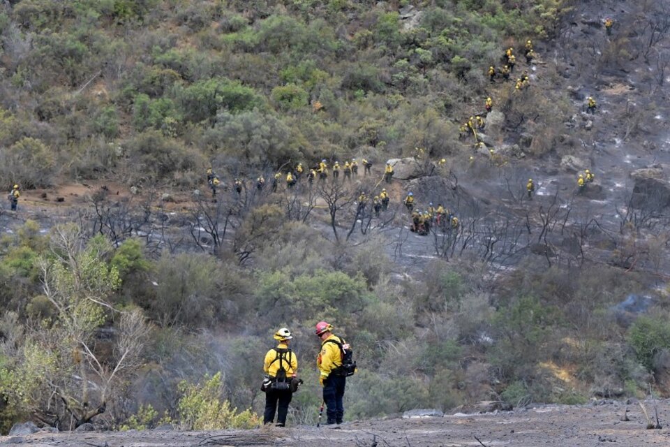 El sábado, las fuertes lluvias permitieron a los bomberos controlar otro incendio que provocó la muerte de dos personas y quemó 11.300 hectáreas. (Foto: AFP/Frederic Brown)