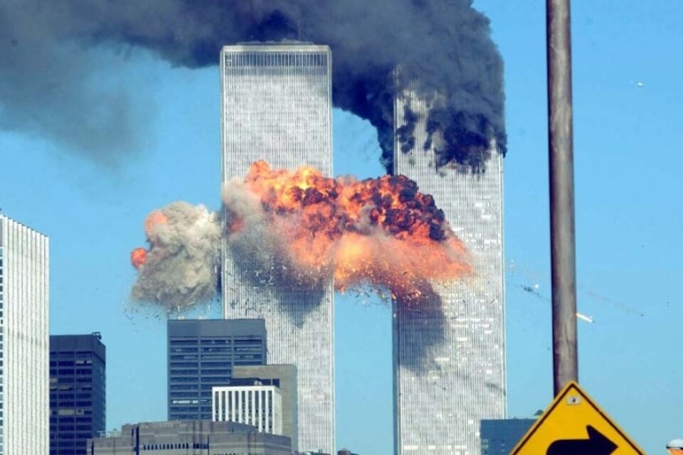 El 11 de septiembre de 2001 los milicianos de Al Qaeda estrellaron dos aviones civiles contra las torres gemelas.  (Fuente: AFP)