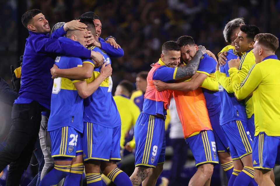 Boca festejó la victoria en el Superclásico con una hinchada enloquecida de fondo. (Fuente: EFE)