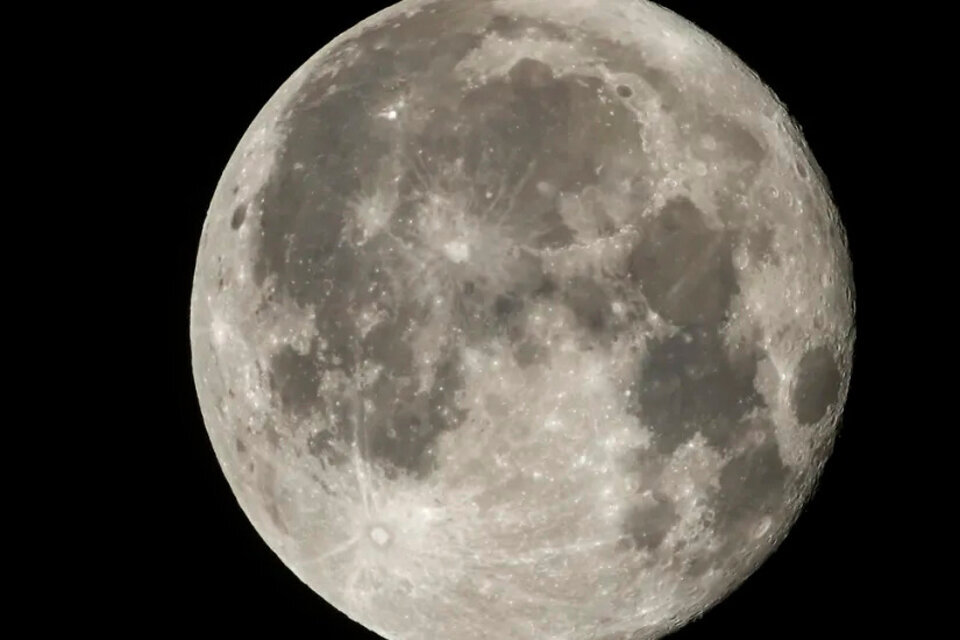 China anunció el hallazgo de un nuevo mineral en la Luna. Imagen: AFP