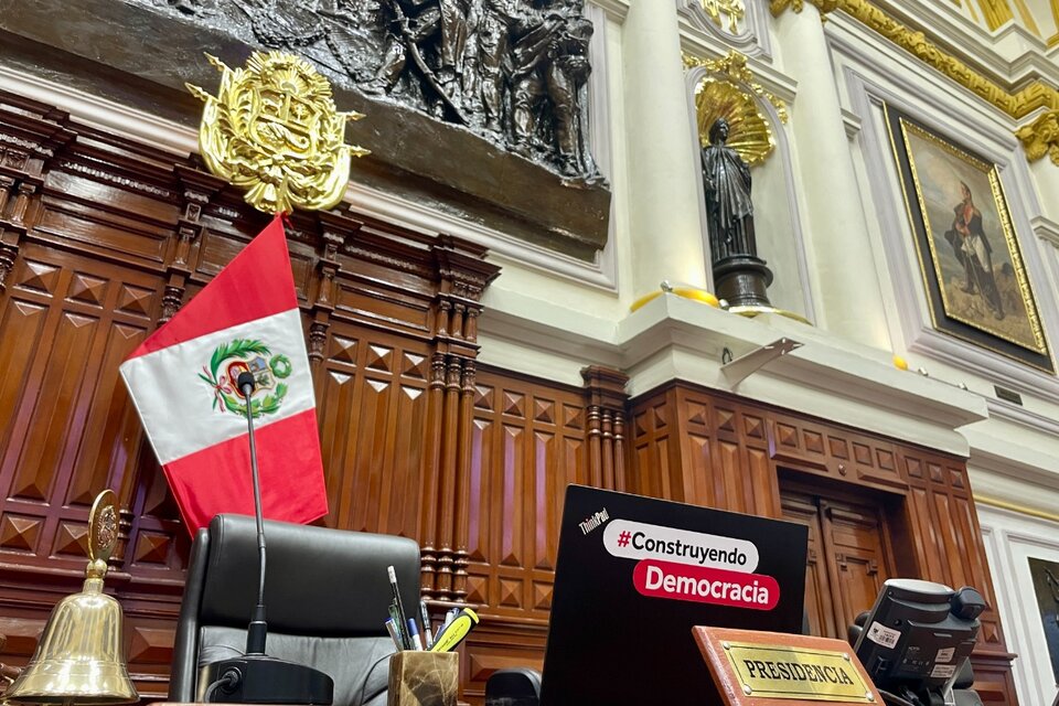 Escaño de la presidencia del Congreso de Perú / Sitio web del Congreso de Perú