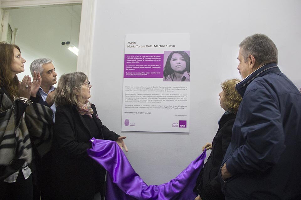 El rector Bartolacci junto a familiares de Marité Vidal en el acto en la sede de Gobierno.