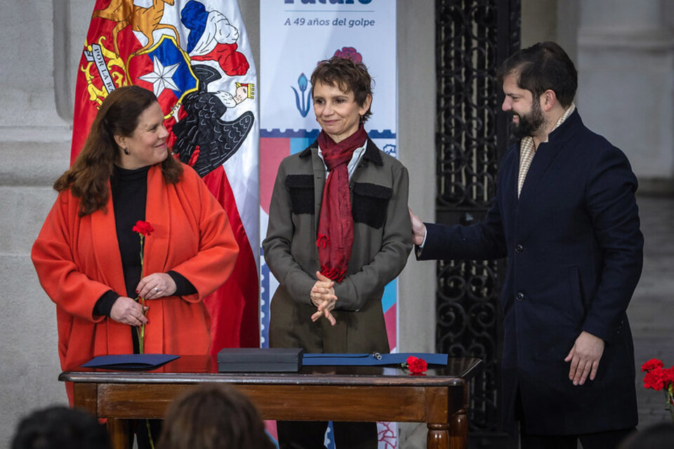 La ministra del Interior, Carolina Tohá, (centro), junto al presidente Gabriel Boric durante el acto en recuerdo por el golpe de Estado / Ministerio del Interior de Chile