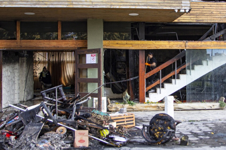 Nueve personas siguen en terapia intensiva tras el incendio en el edificio Bariloche Center. Imagen: Télam