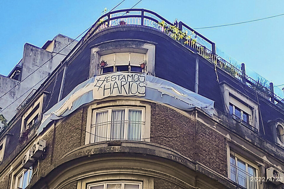 La cartelería con que provocaba desde el balcón de arriba de CFK.