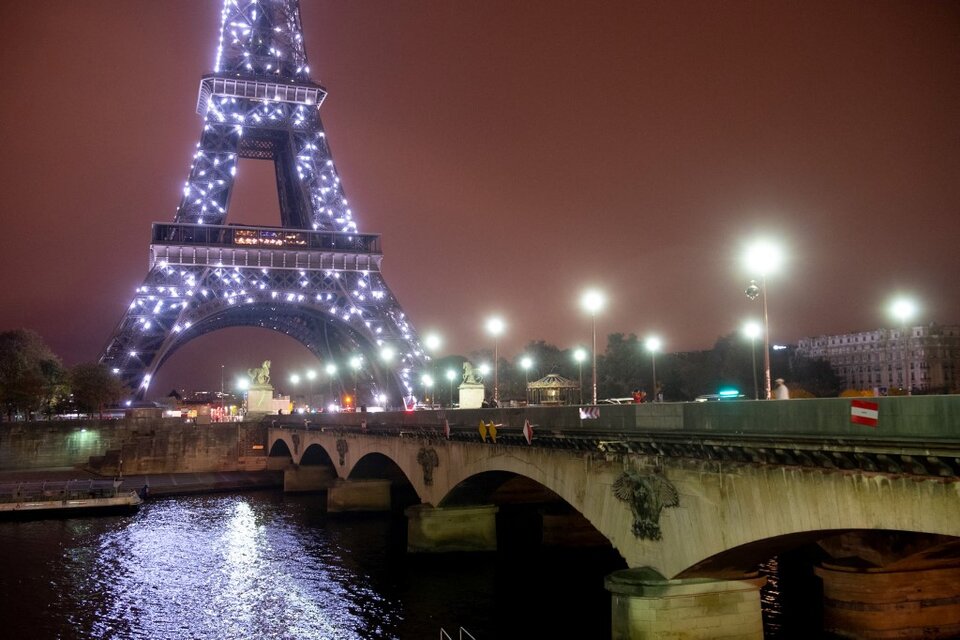 París apagará las luces de la torre Eiffel y otros monumentos por la noche para ahorrar energía. (Fuente: AFP)