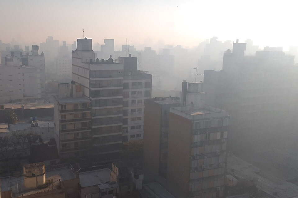 Una imagen que se repite: humo en la ciudad. Javkin expresó su malestar.