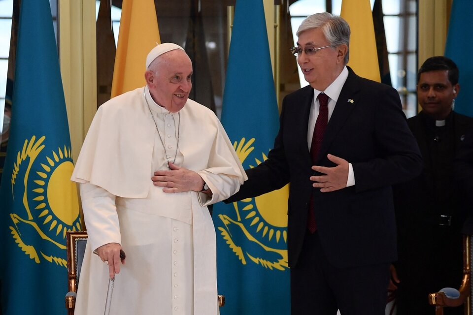 El Papa es recibido por el presidente Kazajo Kassym-Jomart Tokayev en el aeropuerto de Nursultán. (Fuente: AFP)