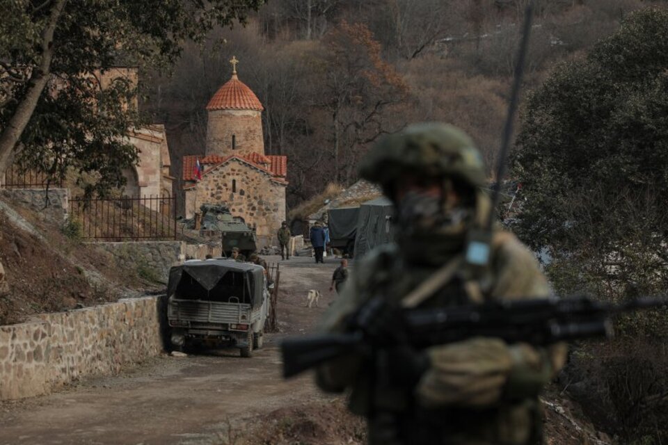 Un militar ruso protege un monasterio de la Iglesia Apostólica Armenia. (Foto: AP)