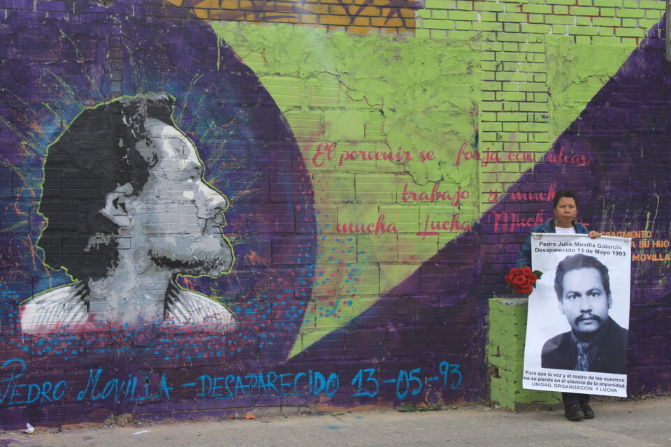 Pareja de la víctima desaparecida junto a un mural/ Web Desaparcición Forzada