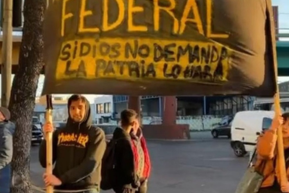 Jonathan Morel, uno de los líderes de Revolución Federal, dice ser dueño de una carpintería que le prestó servicios a una firma de los Caputo.