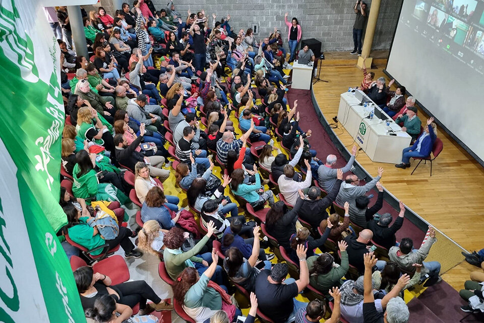 El momento en el que la asamblea de ATE votaba la aceptación de la propuesta.