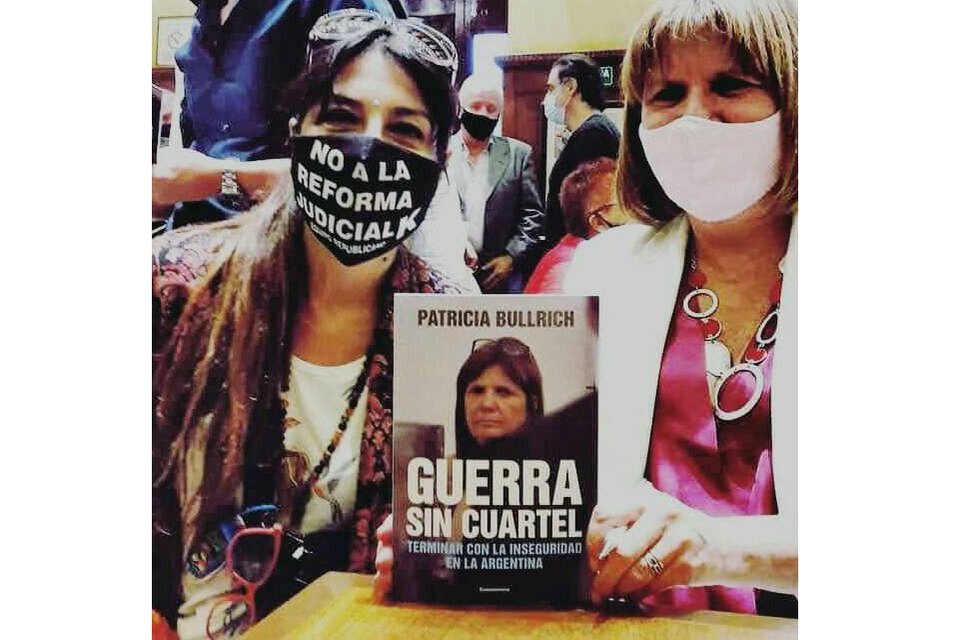Luján Romero junto a su referenta Patricia Bullrich.