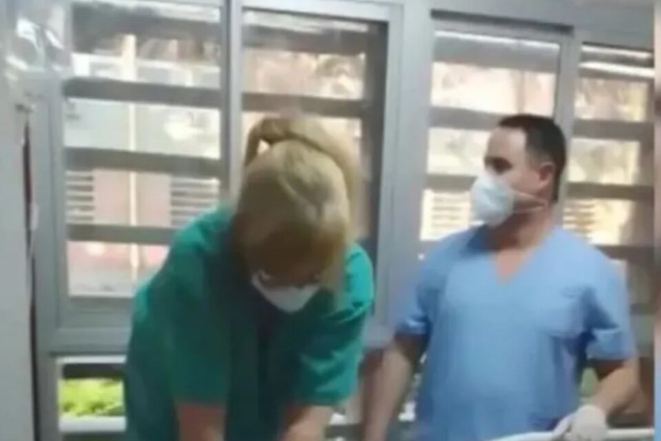 Una médica intenta reanimar a un paciente, en el hospital Perrando de Chaco. A su alrededor, se escuchan chistes y risas. Imagen: Captura video.