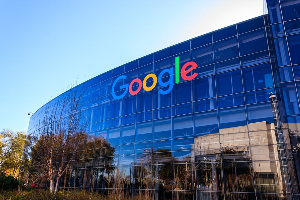 Alphabet (la corporación de Google) reportó ingresos operativos en el segundo trimestre de este año por 19.453 millones de dólares. (Fuente: AFP)