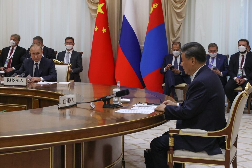 Putn y Xi se vieron las caras en una cumbre de líderes en Uzbekistán. (Fuente: EFE)