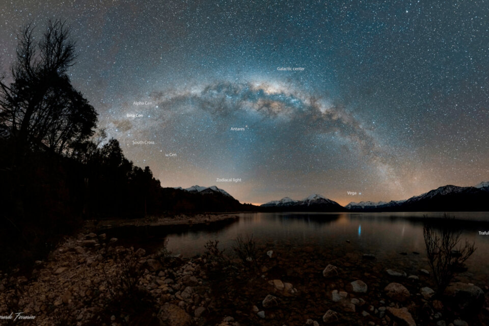 La imagen elegida fue tomada el 28 de agosto de este año en Villa Traful, Neuquén, en una noche sin nubes y con un marco imponente. (Foto: NASA)