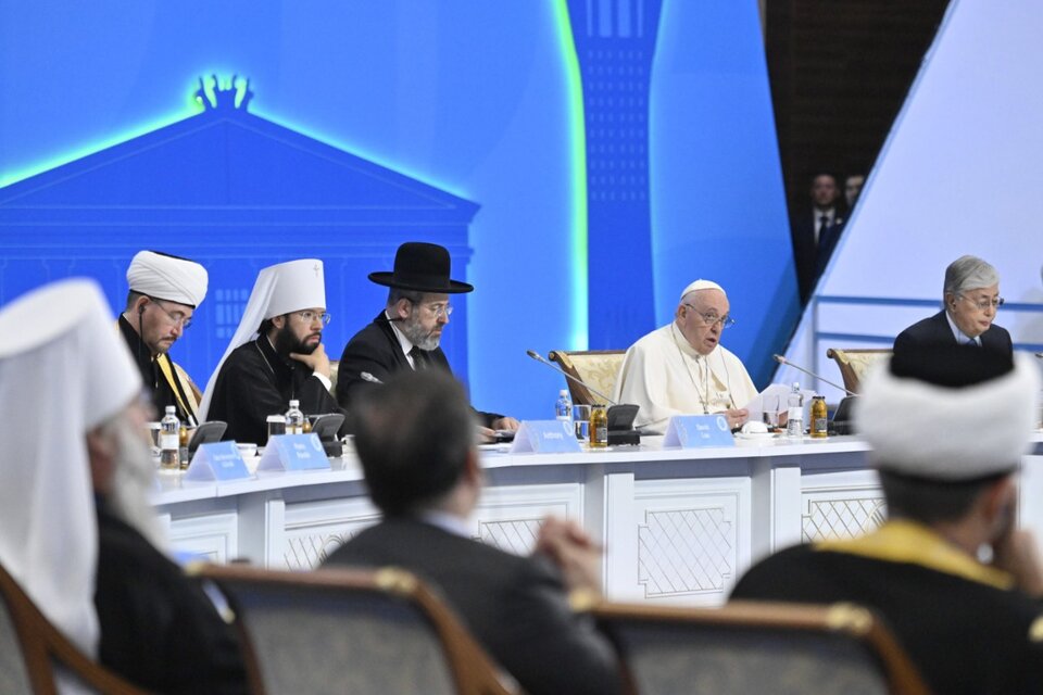 El Papa habla durante una cumbre de líderes religiososen Uzbekistán. (Fuente: EFE)