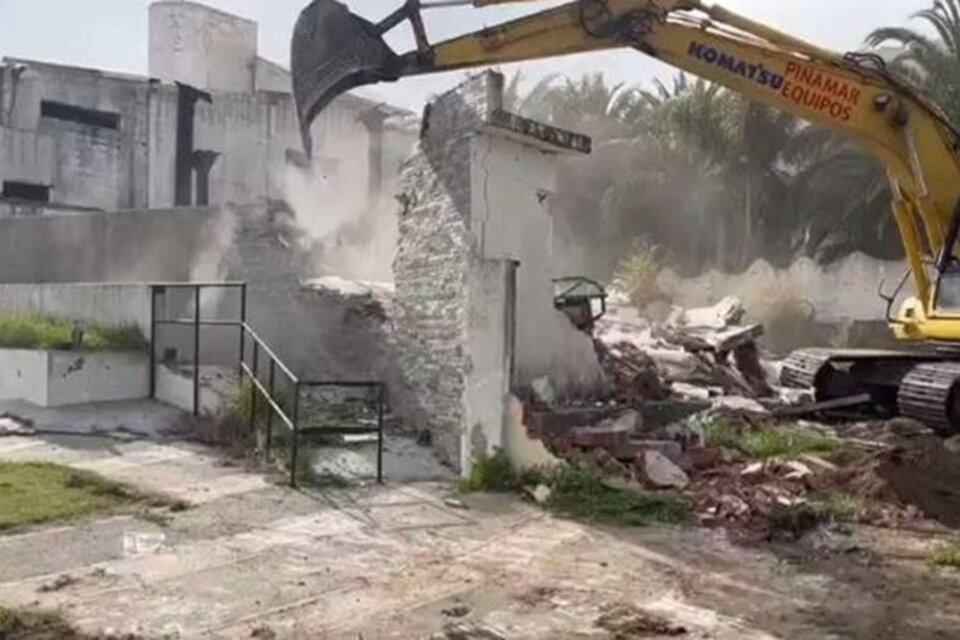 Las máquinas  destruyendo la edificación de Ku. (Foto: Twitter)