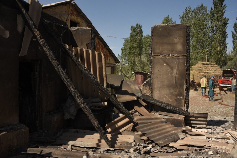 Bomberos apagan el fuego de un edificio bombardeado en el pueblo de Sotk, Armenia. (Fuente: AFP)