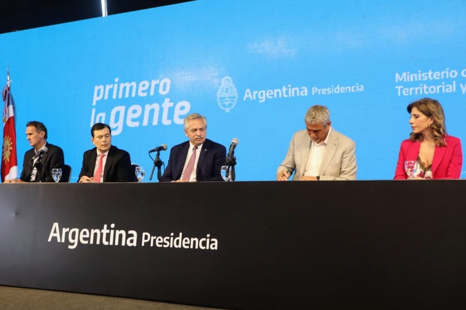 El presidente Alberto Fernández, junto a Ferraresi, Zamora y otros funcionarios