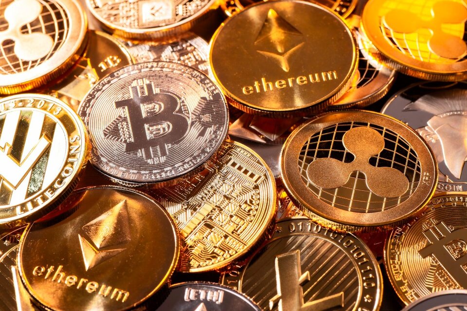 Desde que comenzó el año bitcoin registra una caída de 55 por ciento y en los últimos meses se suman las quiebras de varios fondos de inversión que apostaron a monedas digitales.