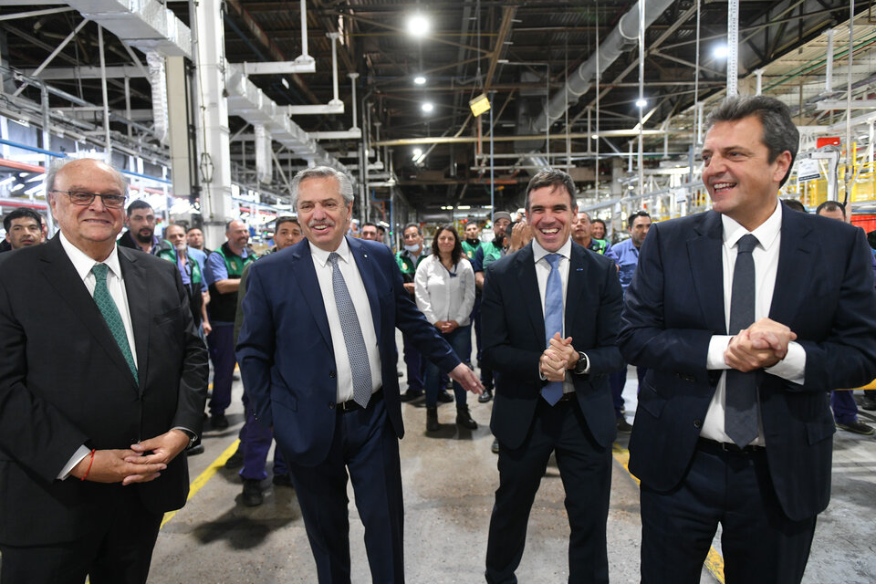 Massa junto a Fernández y De Mendiguren en la fábrica de Ford en Pacheco. (Fuente: Télam)