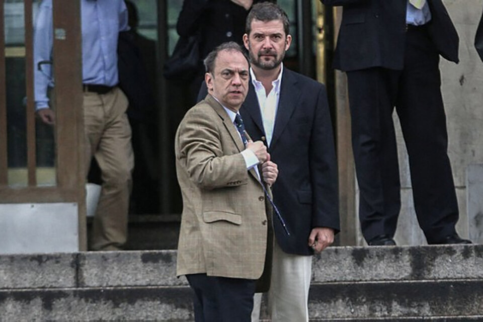 El fiscal Raúl Pleé (con un saco marrón) en los tribunales de Comodoro Py.