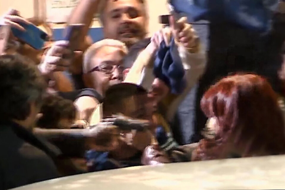 El momento en que la pistola se acerca a la cabeza de Cristina Kirchner.