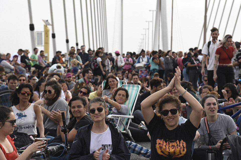 Más de 10 mil personas coparon el puente Rosario-Victoria. Pasado el mediodía, mucha gente comenzó a concentrarse debajo de la cabecera (Fuente: Andres Macera)