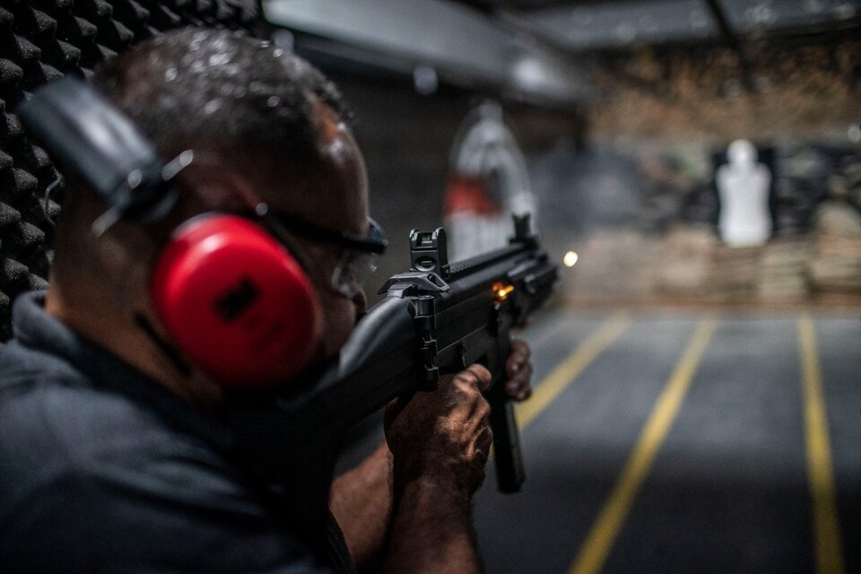 Un socio dispara en el club de tiro Mil Armas de Nouva Iguazu, estado de Río de Janeiro. (Fuente: AFP)