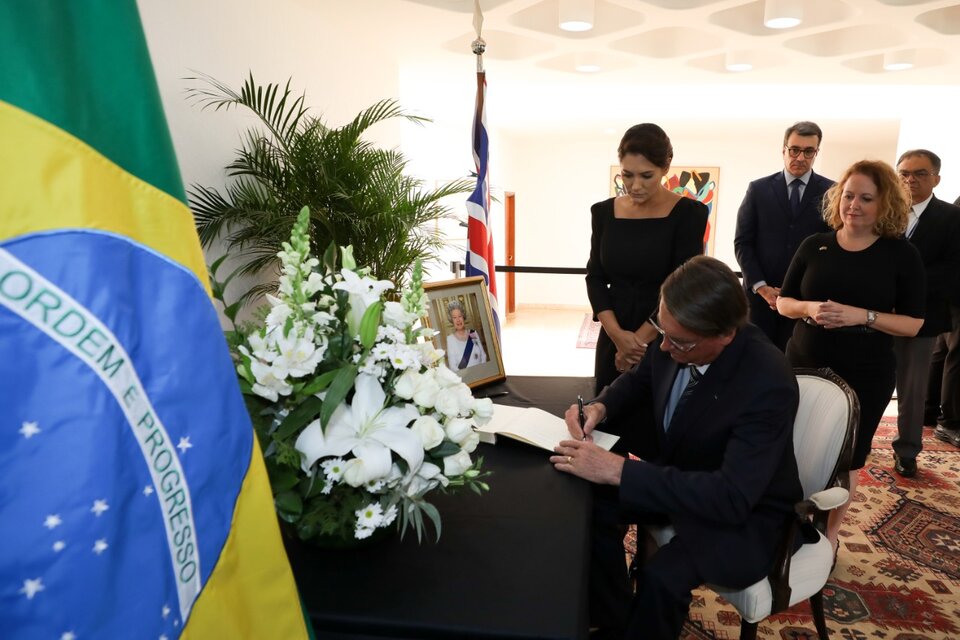  Bolsonaro, firma sus condolencias por la muerte de la reina Isabel II en la Embajada de Reino Unido en Brasilia. (Fuente: EFE)