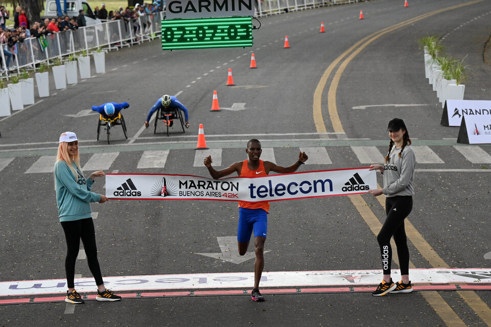 El keniata Victor Kipchirchir ganó la 37º edición de la Maratón de Buenos Aires.  (Fuente: Télam)