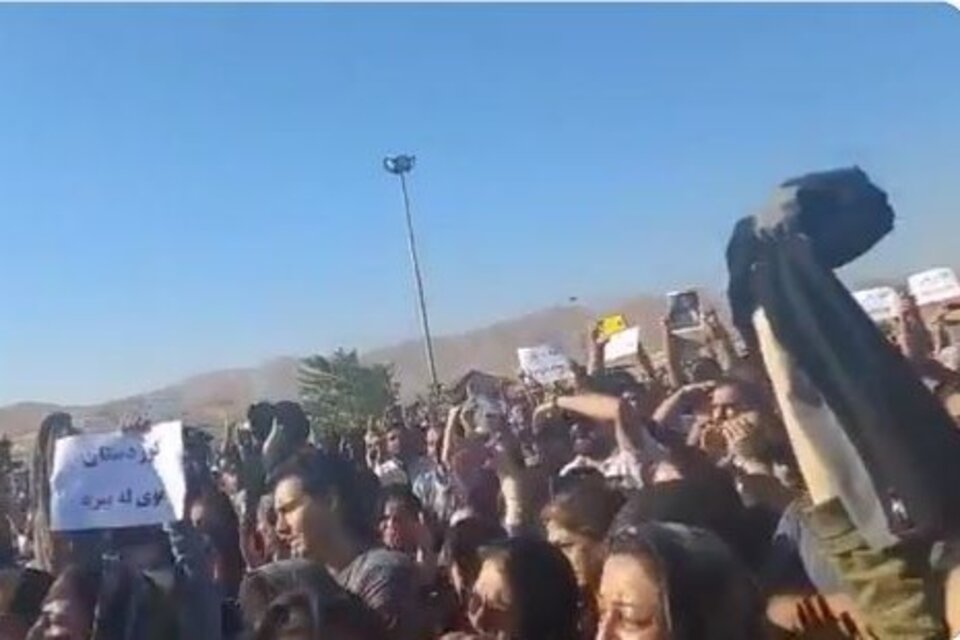 Las mujeres de Irán se sacaron el velo en protesta por la muerte de Mahsa Amini. Imagen: captura de video. 