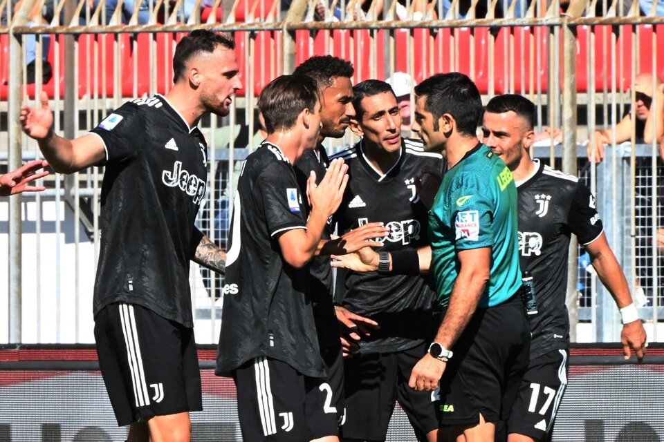 Los jugadores de la Juve reclaman al árbitro tras expulsar a Di María (Fuente: NA)