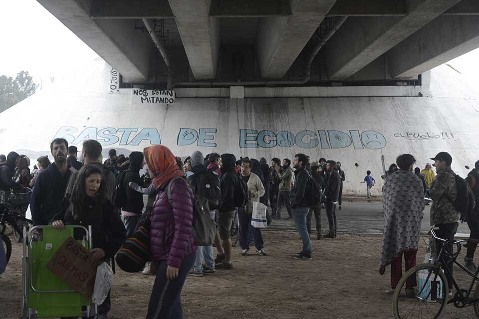 La asamblea de cierre de la doble jornada se mudó abajo del puente por la lluvia. (Fuente: Sebastián Vargas)