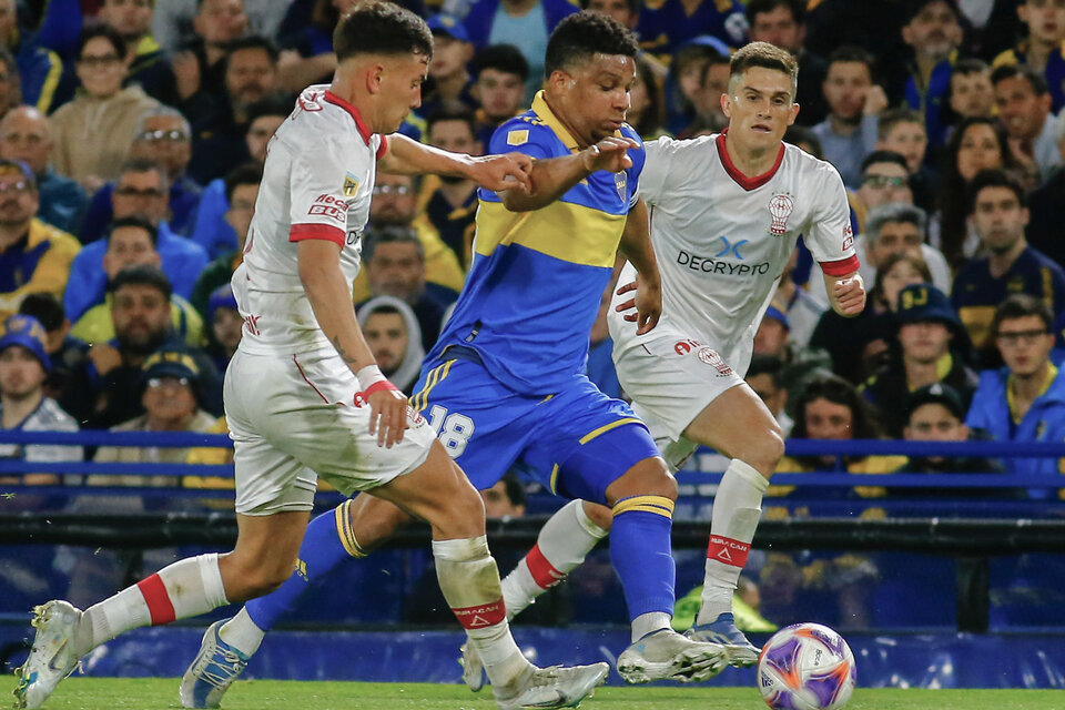 El colombiano Fabra intenta ante dos. Esta vez no se le dio como contra Lanús (Fuente: Fotobaires)