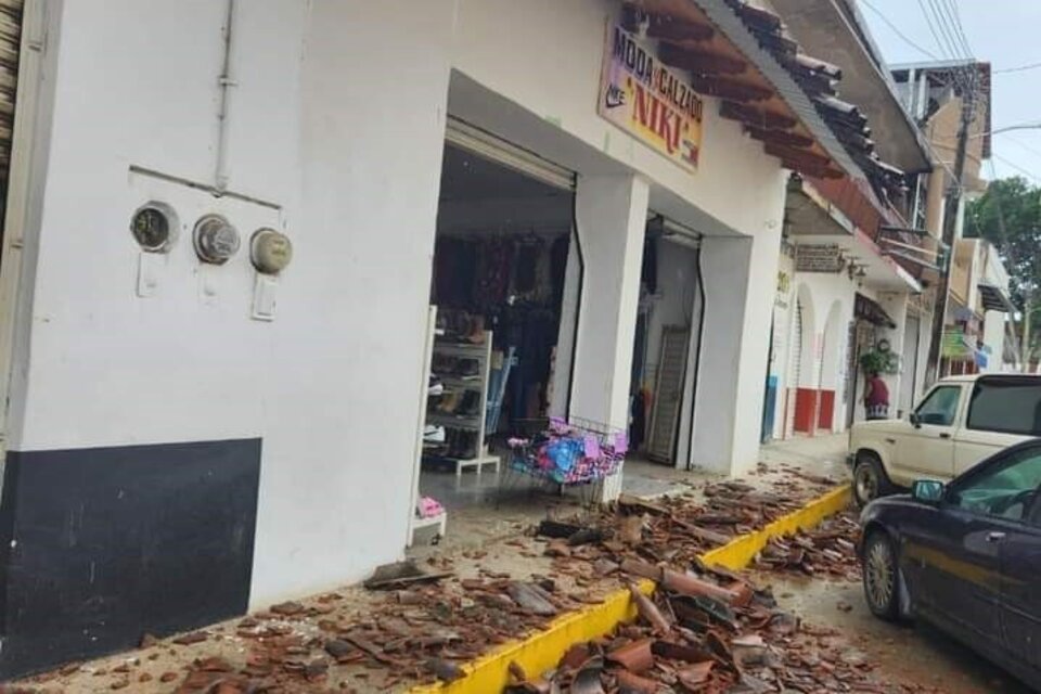 Un terremoto de magnitud 7,5 golpeó la costa de México y hay alerta de tsunami.  