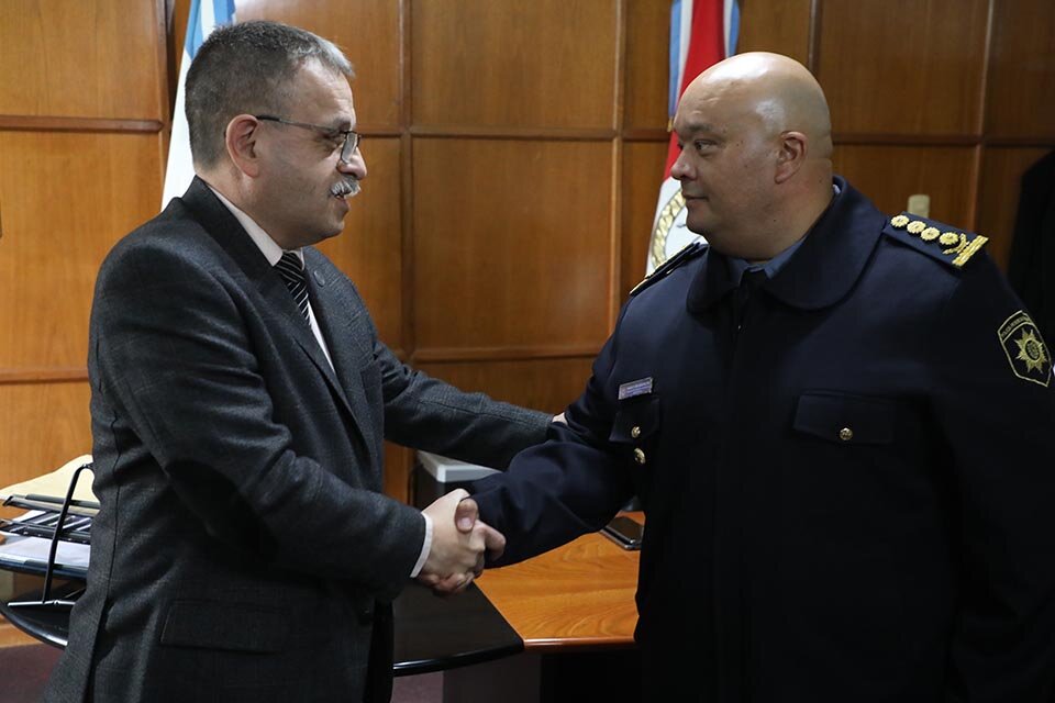 García recibe el saludo de Oliva, jefe provincial.