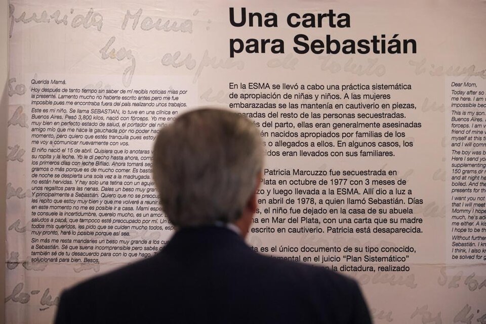 El presidente Alberto Fernández recorriendo la muestra en el Consulado argentino en Nueva York.