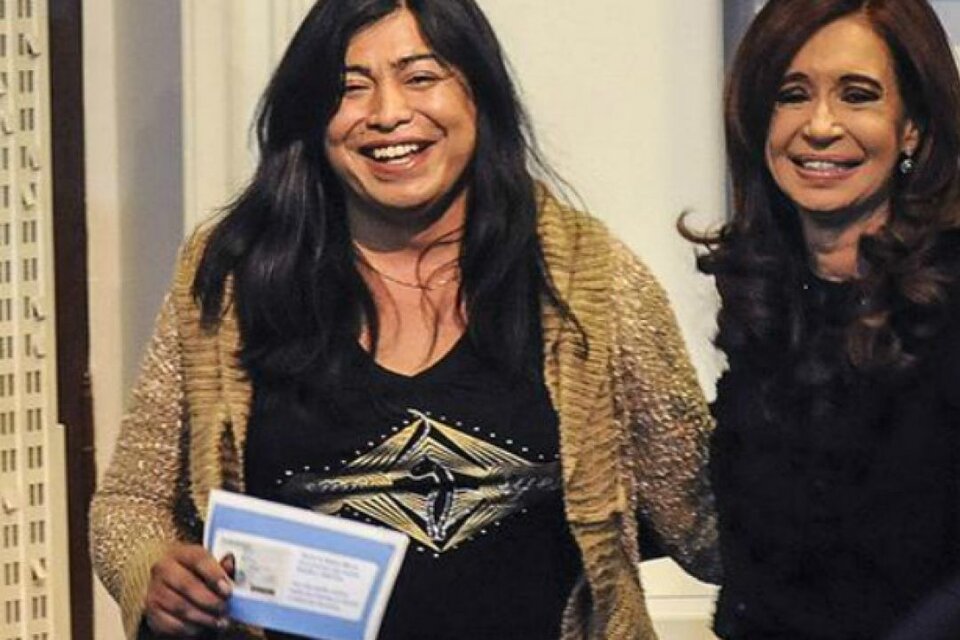 En 2012, la entonces presidenta le había entregado a la activista Diana Sacayán su documento 